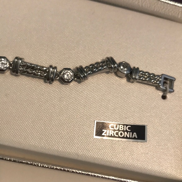 Boxed silver tone cubic zirconia bracelet - Picture 1 of 4